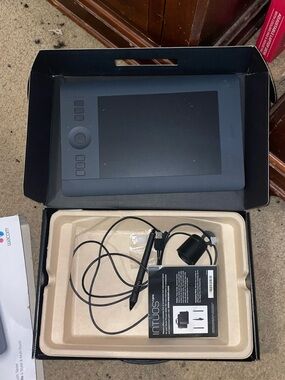 Wacom Intuos Pro Small PTH-451 Wireless Drawing Tablet Open Box Like New
